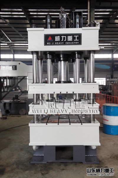 200噸四梁四柱油壓機生產(chǎn)車間