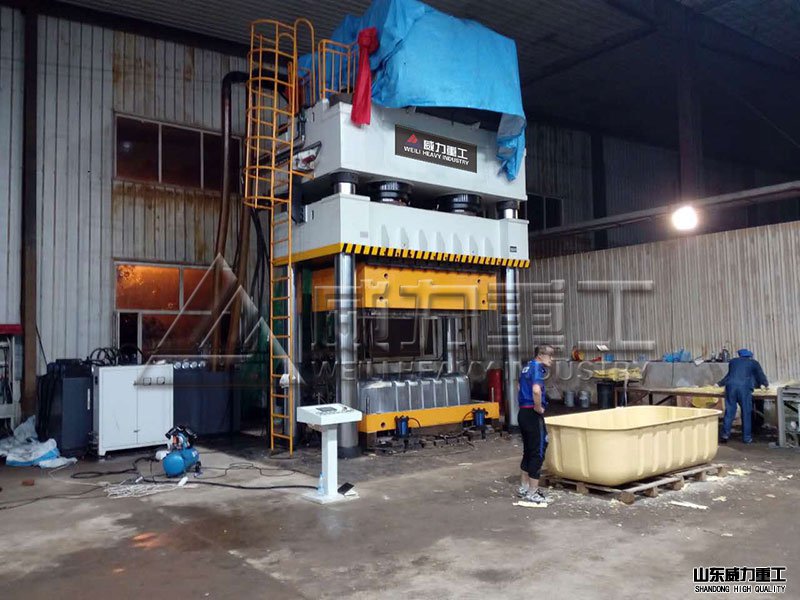 2000噸三梁四柱油壓機(jī)客戶使用現(xiàn)場