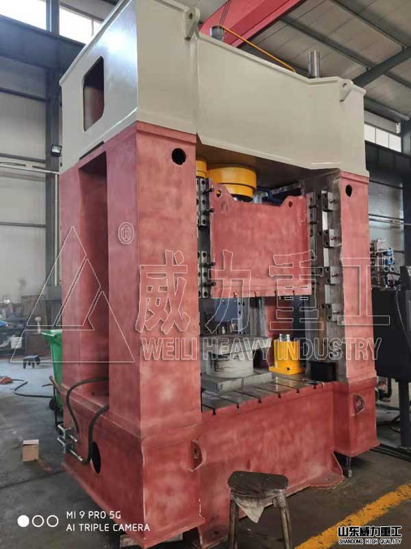 315噸伺服框架式油壓機(jī)加工現(xiàn)場